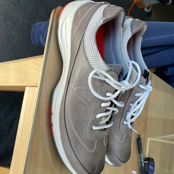 New Balance Limited Edition Gray leather Women’s 9 EUC cross trainers - Picture 3 of 11